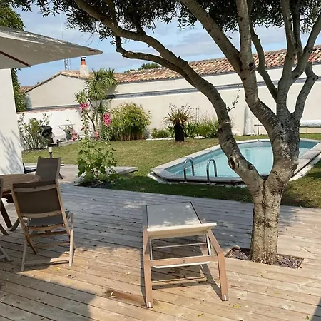 Charming House With Pool Ferienhaus