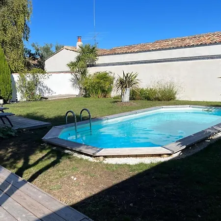 Charming House With Pool Ferienhaus